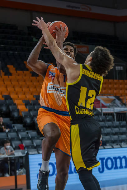 他的一举一 他的一举一